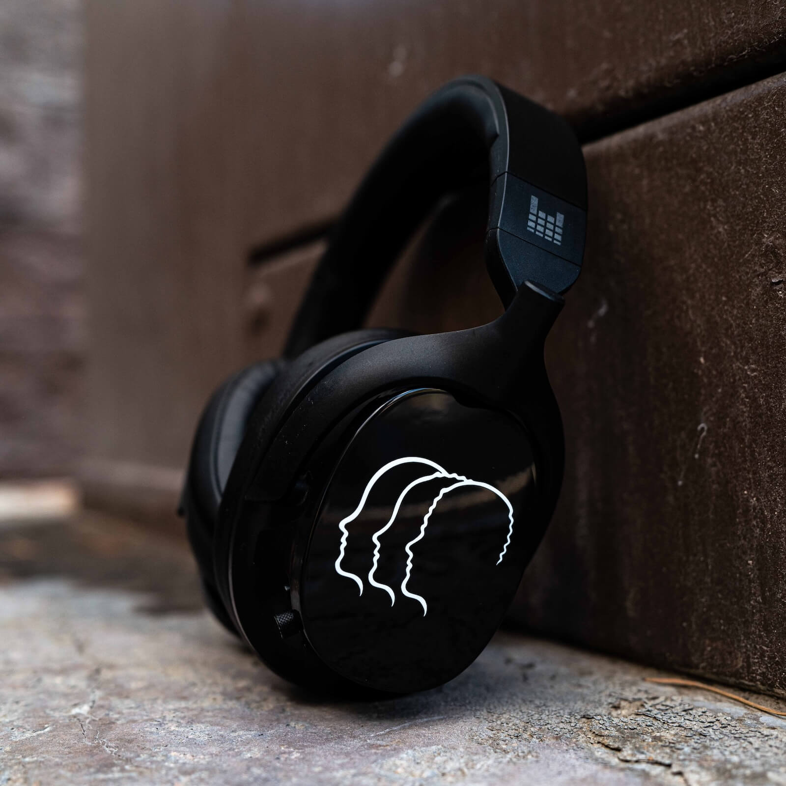 Split Persona Official Shells - merchandise edisi terbatas